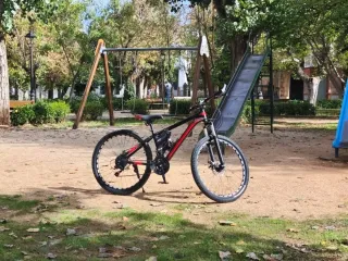 Bicicleta de montaña negra y roja