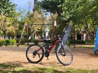 Bicicleta de montaña negra y roja