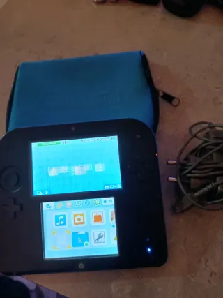 Nintendo 2DS Negra y Azul con funda