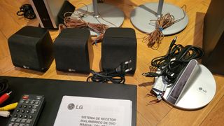 Home Cinema LG Inalámbrico 5.1 + Pedestales