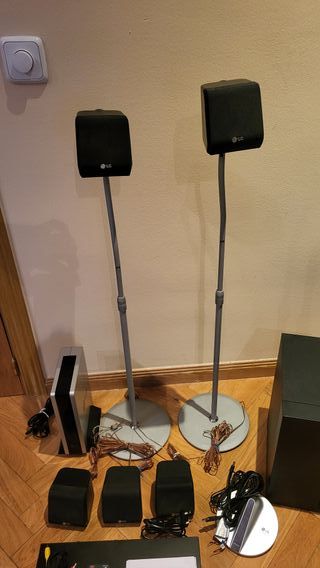 Home Cinema LG Inalámbrico 5.1 + Pedestales