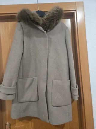 Abrigo beige con capucha y pelo
