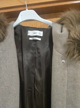 Abrigo beige con capucha y pelo