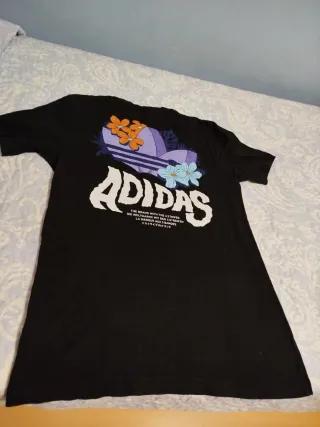 Camiseta Adidas Negra con Estampado Floral