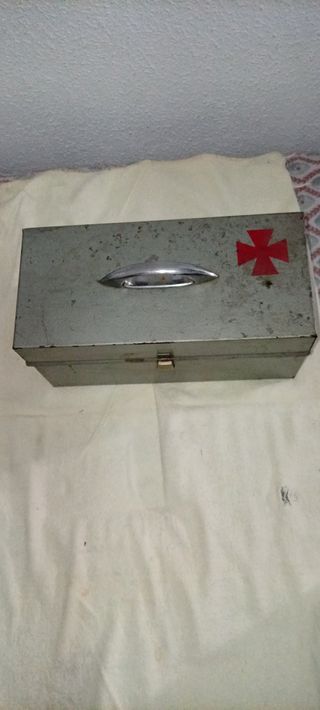 Maletín metálico gris para herramientas