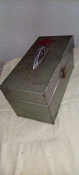 Maletín metálico gris para herramientas