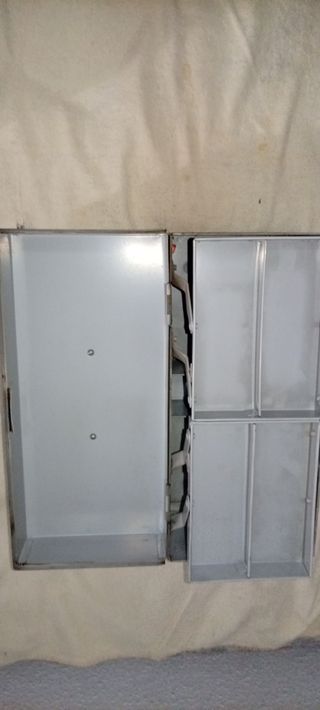 Maletín metálico gris para herramientas