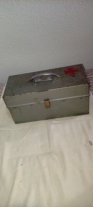 Maletín metálico gris para herramientas