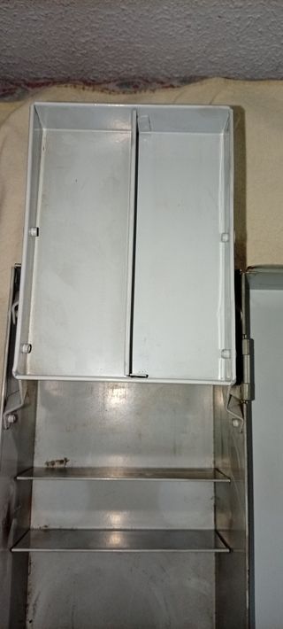 Maletín metálico gris para herramientas