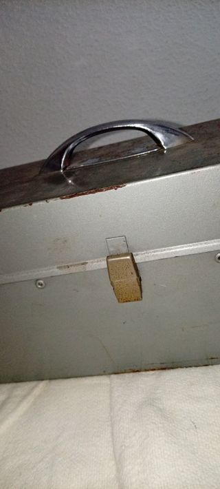 Maletín metálico gris para herramientas