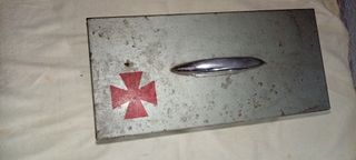 Maletín metálico gris para herramientas