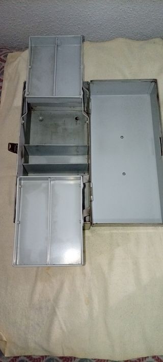 Maletín metálico gris para herramientas