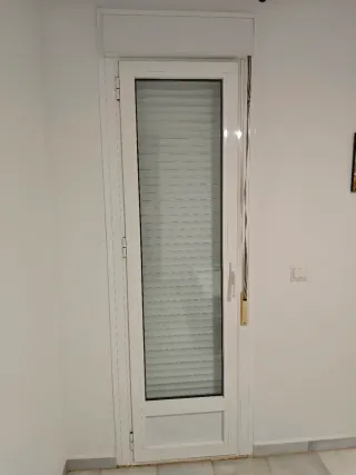 Puerta/Ventana Blanca con Persiana 76x230