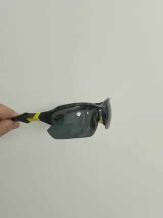 Occhiali da sole neri con rifiniture giallo. Vinta