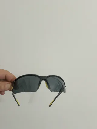 Occhiali da sole neri con rifiniture giallo. Vinta