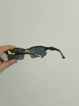 Occhiali da sole neri con rifiniture giallo. Vinta