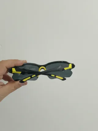 Occhiali da sole neri con rifiniture giallo. Vinta