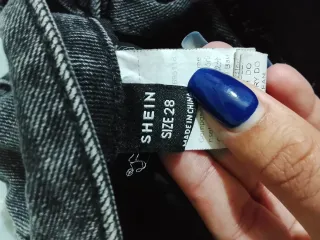 Pantalones vaqueros grises anchos rectos