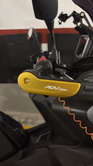 Accesorios Honda ADV 350 Dorados