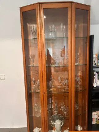 Vitrina de madera y cristal