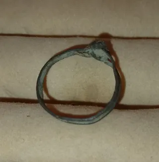 Anillo antiguo con una piedra