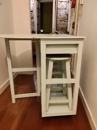 Mesa de cocina con taburetes integrados