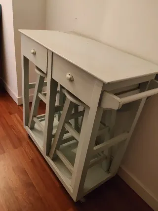 Mesa de cocina con taburetes integrados