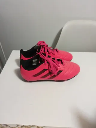 Botas de fútbol talla 32 Adidas rosas y negras