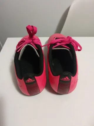 Botas de fútbol talla 32 Adidas rosas y negras