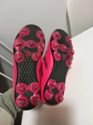 Botas de fútbol talla 32 Adidas rosas y negras