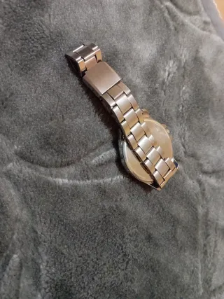 Reloj de pulsera plateado y verde