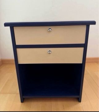 Mesita de noche de madera con cajones