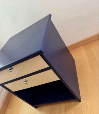 Mesita de noche de madera con cajones