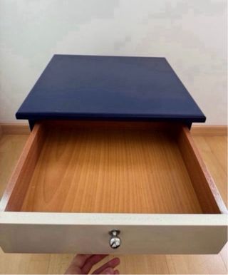 Mesita de noche de madera con cajones