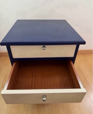 Mesita de noche de madera con cajones