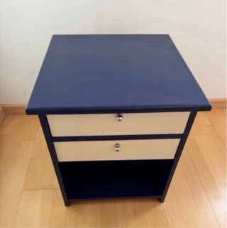 Mesita de noche de madera con cajones