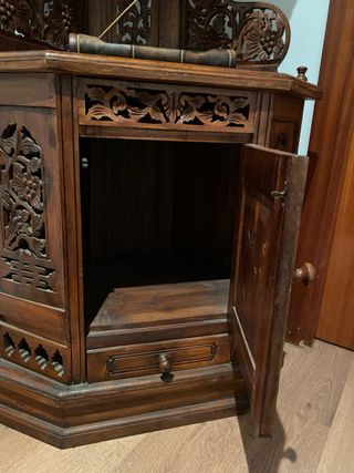 Mueble esquinero de madera tallada