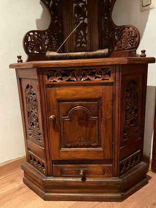 Mueble esquinero de madera tallada