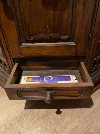 Mueble esquinero de madera tallada