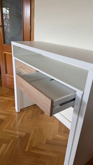 Escritorio blanco y madera con 2 cajones