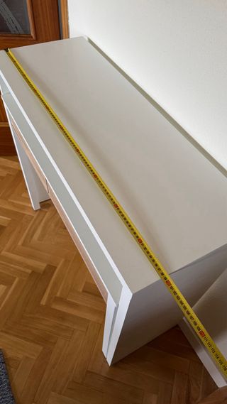 Escritorio blanco y madera con 2 cajones