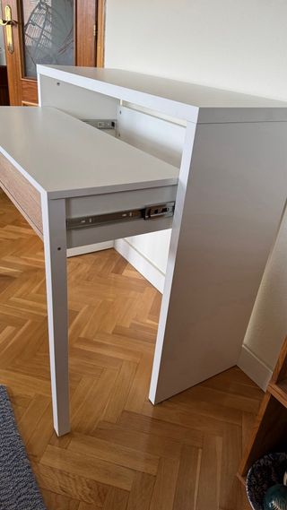 Escritorio blanco y madera con 2 cajones