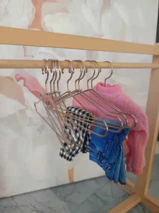 Percheros de muñeca Armario con Perchas