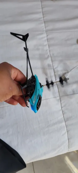 Helicóptero Dron Azul y Negro