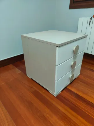 Mesita de noche blanca y beige