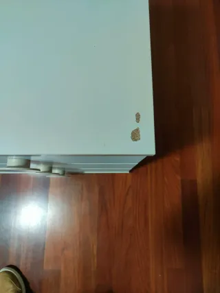 Mesita de noche blanca y beige