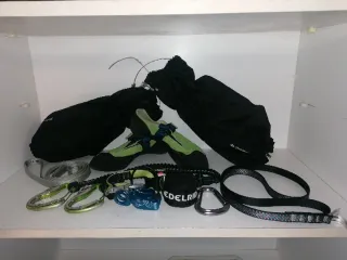 Equipo Escalada/Ferrata: Pies, Arneses, Mosquetone