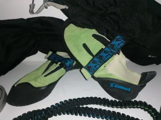 Equipo Escalada/Ferrata: Pies, Arneses, Mosquetone