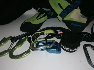Equipo Escalada/Ferrata: Pies, Arneses, Mosquetone