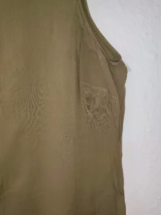 Blusa sin mangas verde con cuello negro Stradivari